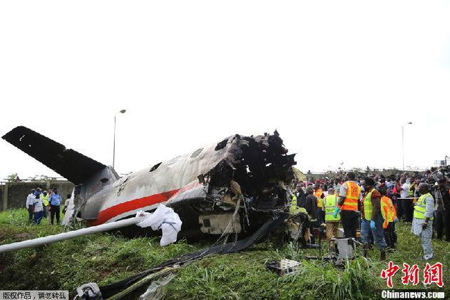 В Нигерии 11 человек погибли при крушении небольшого самолета