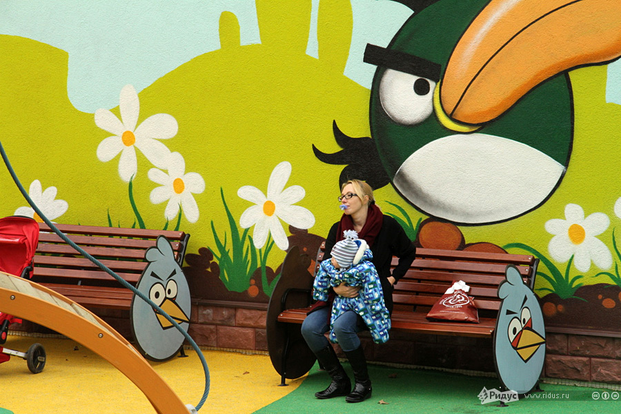 По сообщению российского вебсайта новостей RIDUS от 9 ноября, в течение года во многих странах появляются тематические парки популярной мобильной игры «Angry Birds»», в том числе и в Китае, Великобритании, России и других странах.