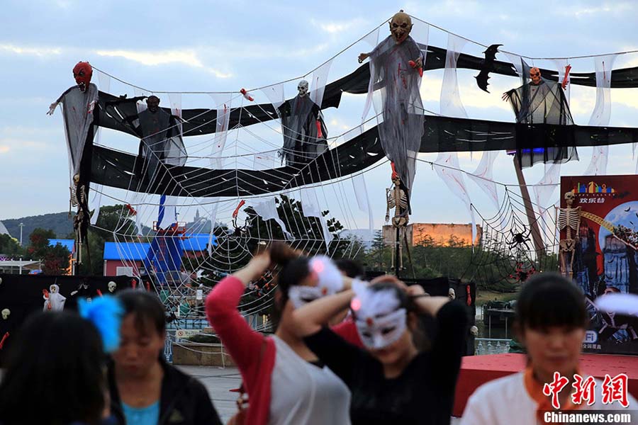 13 октября шанхайский парк развлечений и аттракционов Happy Valley стал «миром чудовищ», к наступающему празднику Хэллоуин. 
