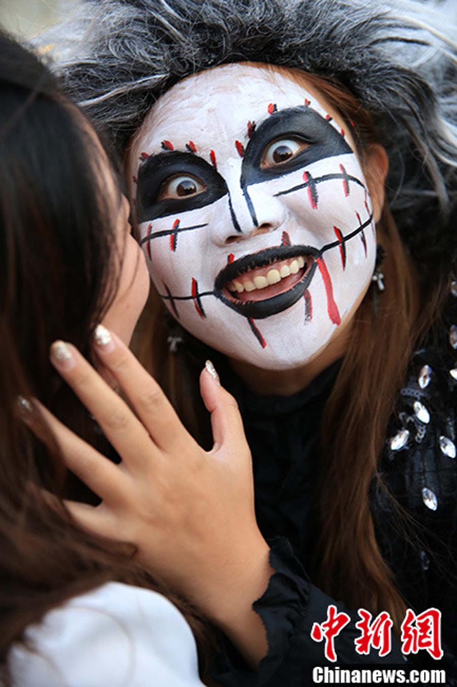 13 октября шанхайский парк развлечений и аттракционов Happy Valley стал «миром чудовищ», к наступающему празднику Хэллоуин. 