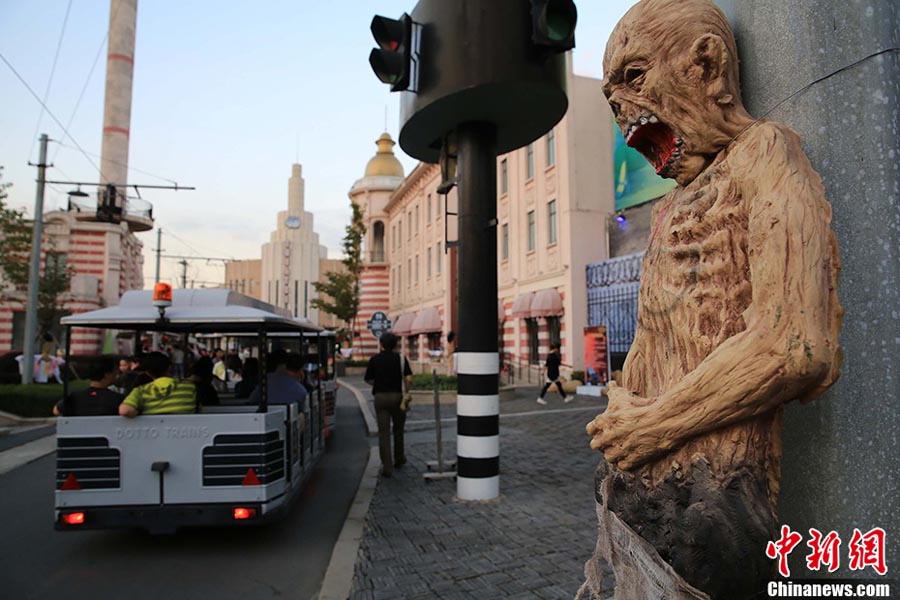 Многие посетители приняли участие в празднике и надели маски, чтобы пообщатья с «монстрами». 