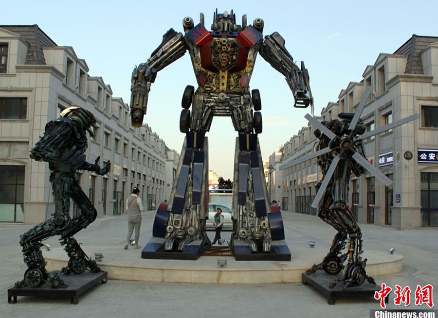13 октября на автомобильной площади «Кайли» в Харбине открылась первая выставка трансформеров. 
