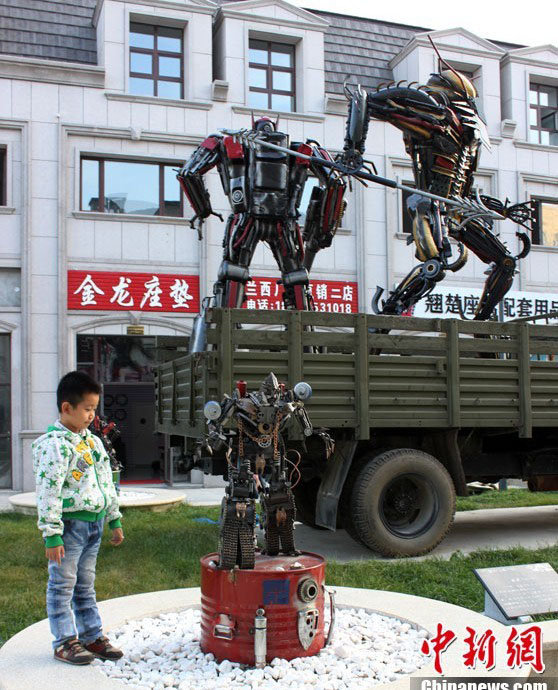 13 октября на автомобильной площади «Кайли» в Харбине открылась первая выставка трансформеров. 