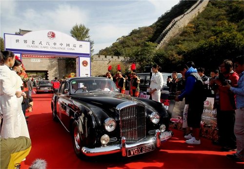 Коллекцию эксклюзивных автомобилей выставили у Великой китайской стены