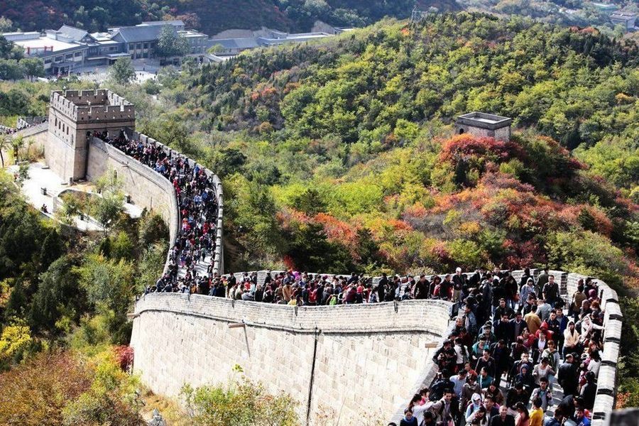 Участок Великой китайской стены Бадалин полон туристами, любующимися красными листьями