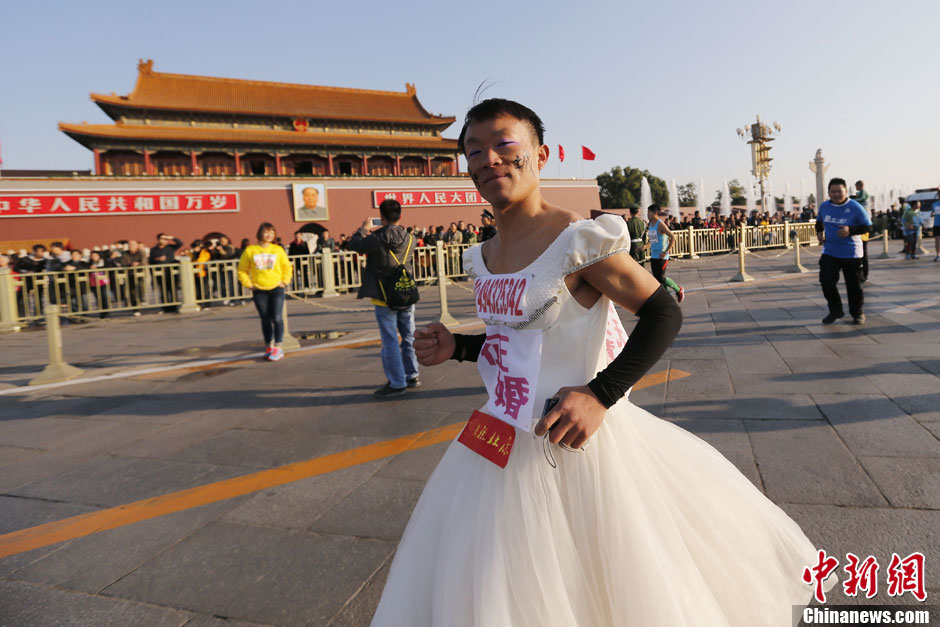 Экстравагантные и необычные наряды участников пекинского марафона