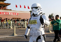 Экстравагантные и необычные наряды участников пекинского марафона