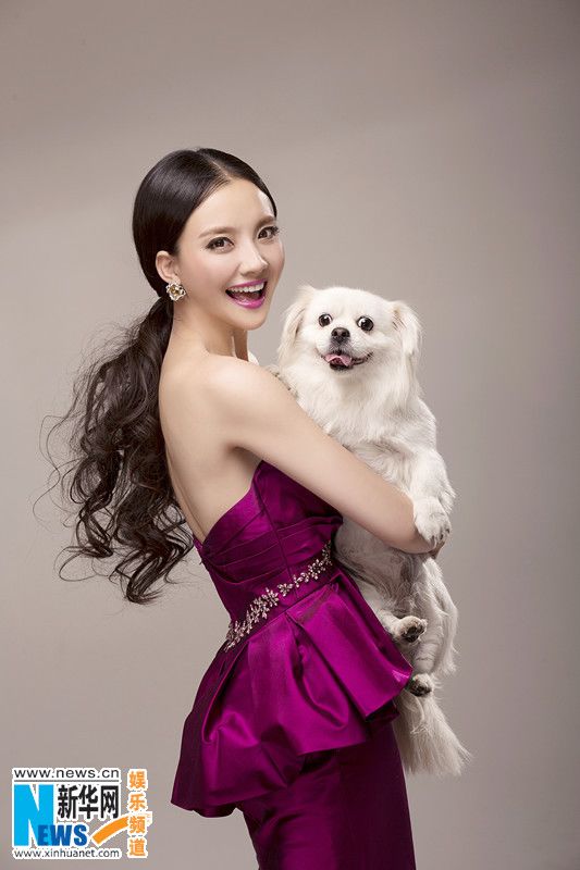 Восходящая актриса Сунь Цянь со своими собачками