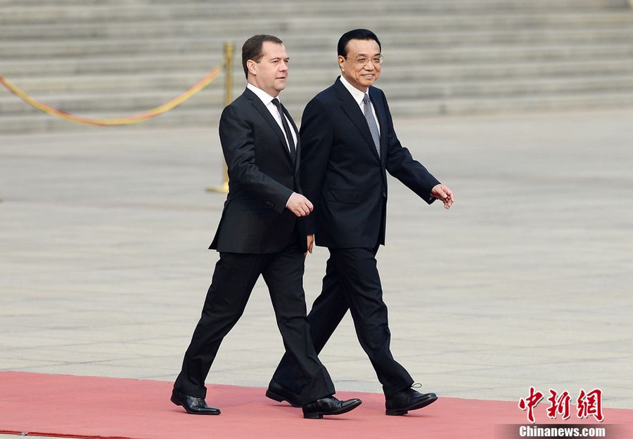Ли Кэцян организовал церемонию приветствия Д. Медведева в Китае 