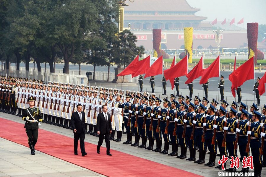 Ли Кэцян организовал церемонию приветствия Д. Медведева в Китае 