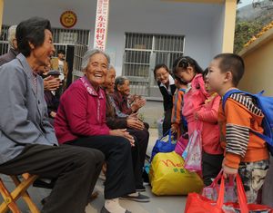 Представители Корпорации дошкольного образования педагогического института Цзыбо посетили пожилых людей, живущих глубоко в горах