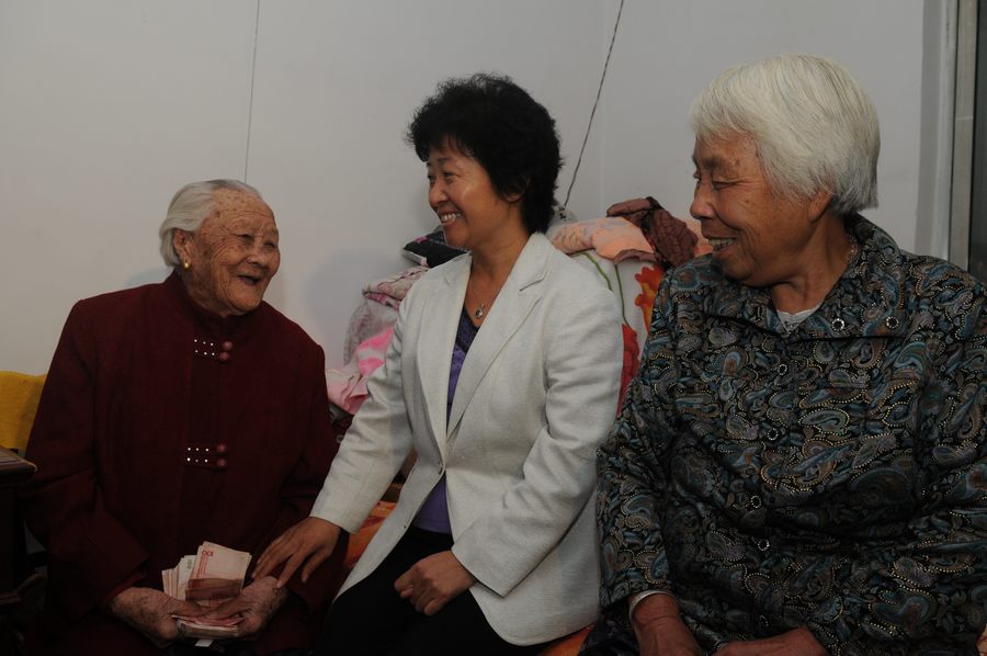Цзычуань провинции Шаньдун: 105-летняя старушка получила конверт с 10 тыс. юаней