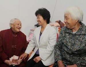 Цзычуань провинции Шаньдун: 105-летняя старушка получила конверт с 10 тыс. юаней