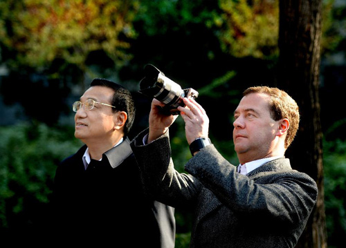 Ли Кэцян прогулялся с Д. Медведевым перед его отъездом из Пекина