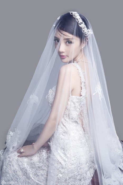 Изящная Ли Сяолу в свадебном платье