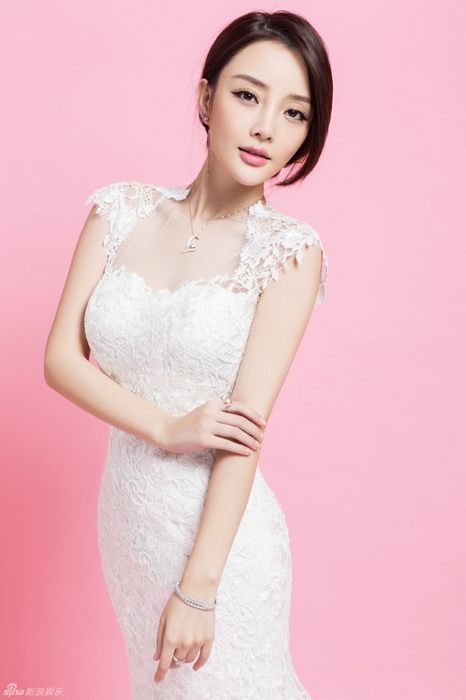 Изящная Ли Сяолу в свадебном платье