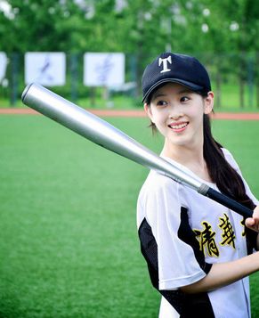 Самая красивая студентка университета Цинхуа стала лицом бейсбольной команды 
