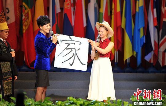 В Куньмине открылся шестой Всемирный конкурс по китайскому языку среди учащихся средних школ 'Мост китайского языка'