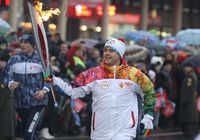 Эстафета Олимпийского оня: первым факелоносцем петербургского этапа стала участница эстафеты огня пекинской Олимпиады