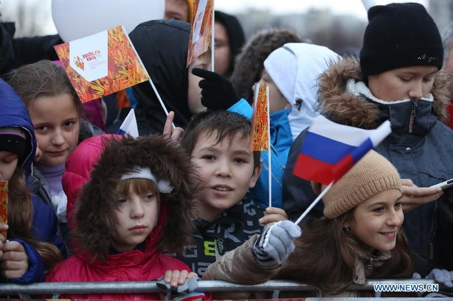 Эстафета Олимпийского оня: первым факелоносцем петербургского этапа стала участница эстафеты огня пекинской Олимпиады