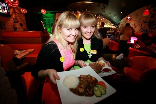 19 октября 2013 года, ресторан «Twin Stars» в Москве, особенностью которого является то, что в ресторан нанимает в официанты пары близнецов.
