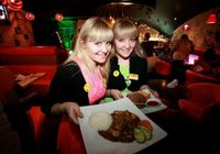 Близнецы-официанты в ресторане «Twin Stars» в Москве