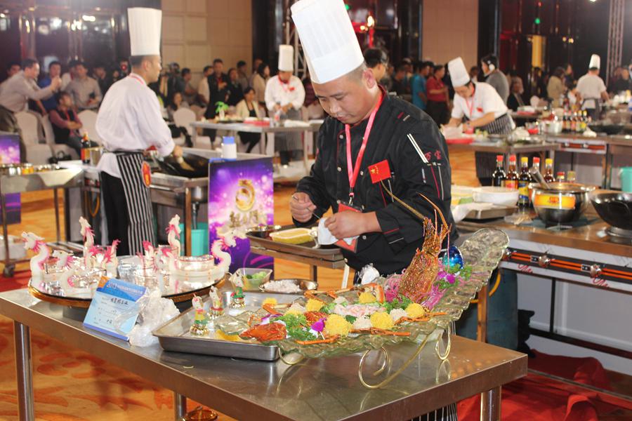 Конкурс по изготовлению блюд из морских продуктов мастеров из Китая, Японии и Кореи состоялся в Циндао