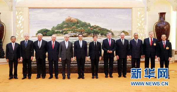 Ли Кэцян встретился с политиками-участниками заседании Совета 21-го века в Пекине