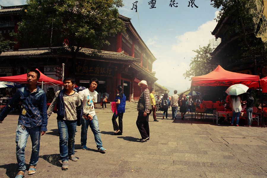 Его красота даже заманивает многих иностранных туристов. Российский фотограф Петр Ловыгин запечатлел красоту города на камеру с точки зрения иностранца.