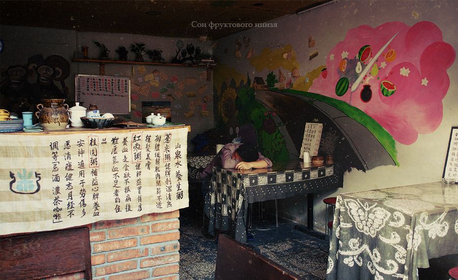 Его красота даже заманивает многих иностранных туристов. Российский фотограф Петр Ловыгин запечатлел красоту города на камеру с точки зрения иностранца.