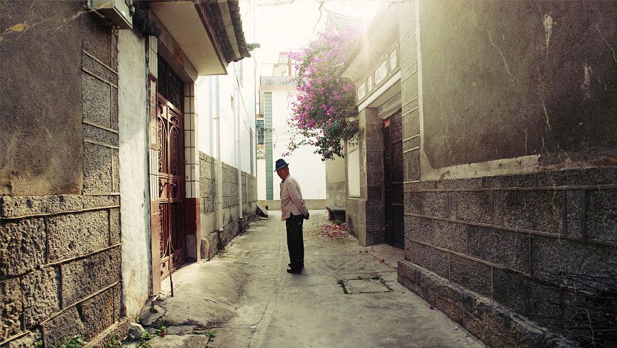 В записях о путешествии фотограф пишет: «попрощавшись с Шанхаем, мы приехали в Дали. Город делится на 2 части: древний и новый. 