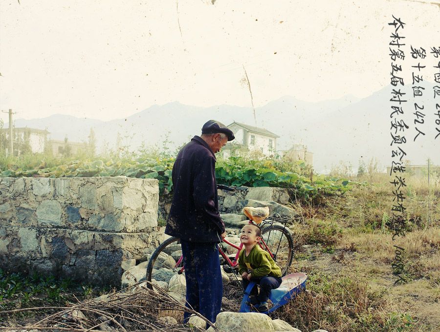 В записях о путешествии фотограф пишет: «попрощавшись с Шанхаем, мы приехали в Дали. Город делится на 2 части: древний и новый. 