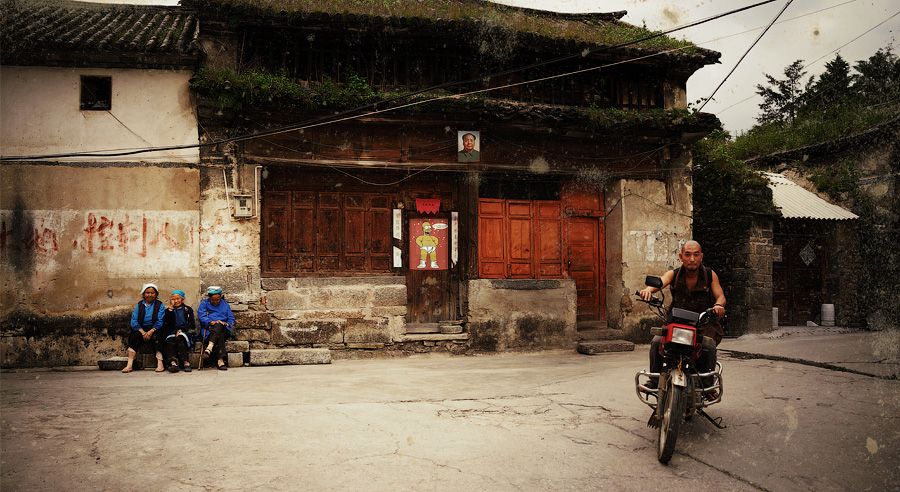 В записях о путешествии фотограф пишет: «попрощавшись с Шанхаем, мы приехали в Дали. Город делится на 2 части: древний и новый. 