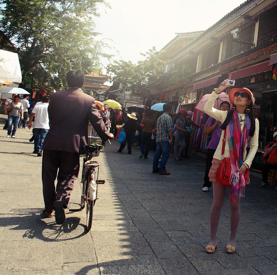 В записях о путешествии фотограф пишет: «попрощавшись с Шанхаем, мы приехали в Дали. Город делится на 2 части: древний и новый. 