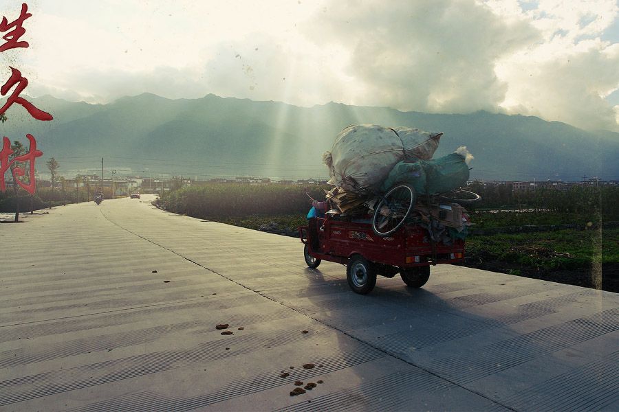 В записях о путешествии фотограф пишет: «попрощавшись с Шанхаем, мы приехали в Дали. Город делится на 2 части: древний и новый. 