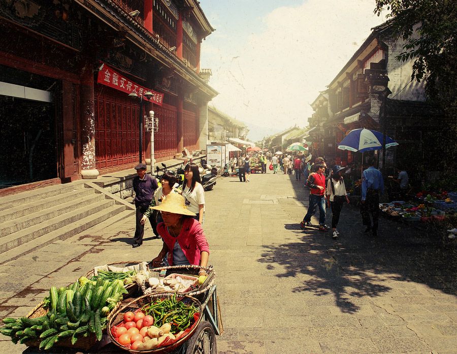 Старый город был основан очень давно, его окружает крепость, где сохранилась вся красота и след прошедших эпох.