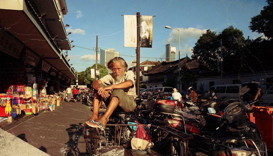 Российский фотограф Петр Ловыгин через объектив своей камеры показал Шанхай в глазах иностранца.