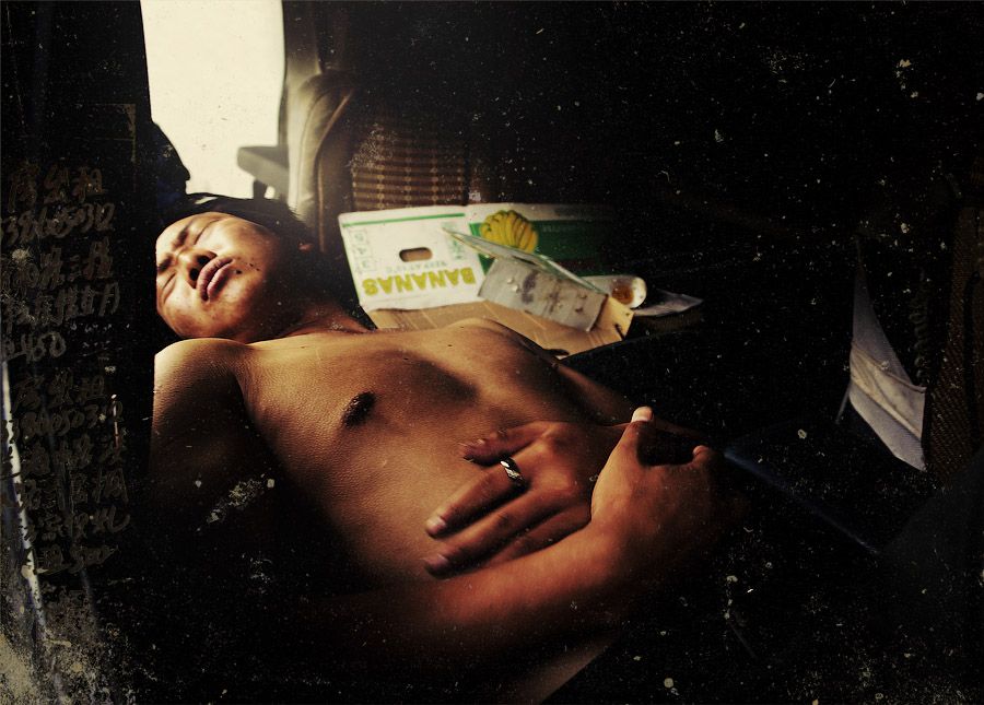 Он сказал, что когда он был в Шанхае, многие местные люди были очень заинтересованы им, чего он в принципе ожидал. Между тем, в Шанхае он также открыл для себя множество отличительных видов и сцен из жизни.