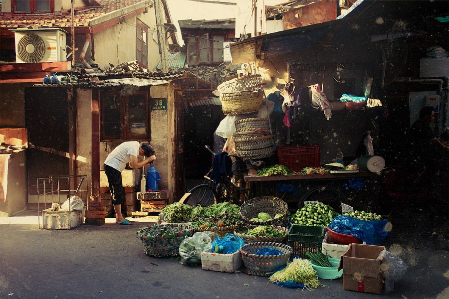 Он сказал, что когда он был в Шанхае, многие местные люди были очень заинтересованы им, чего он в принципе ожидал. Между тем, в Шанхае он также открыл для себя множество отличительных видов и сцен из жизни.