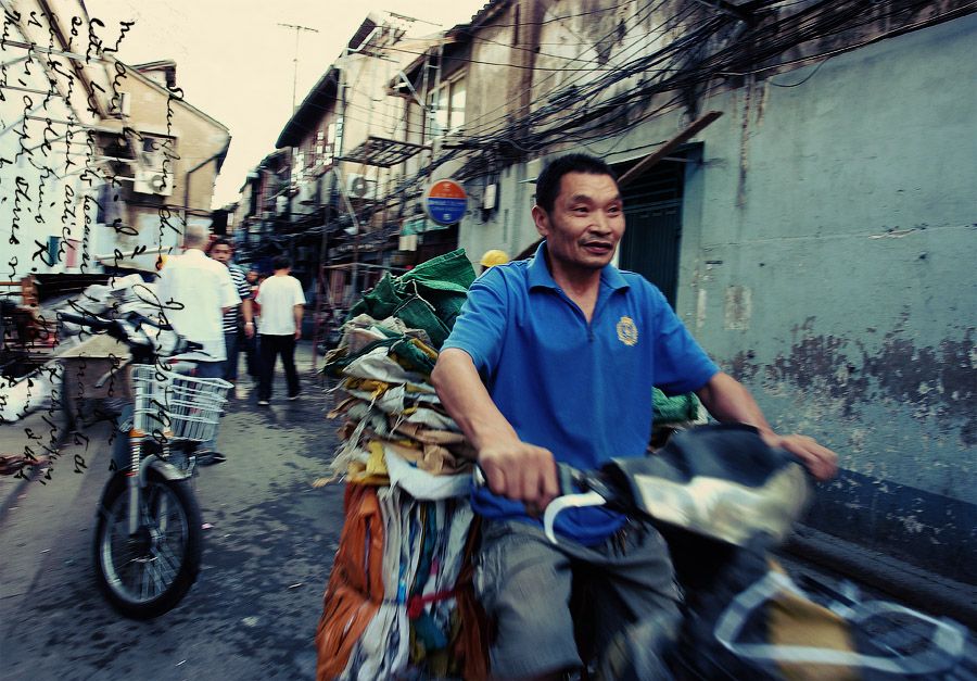 Он сказал, что когда он был в Шанхае, многие местные люди были очень заинтересованы им, чего он в принципе ожидал. Между тем, в Шанхае он также открыл для себя множество отличительных видов и сцен из жизни.