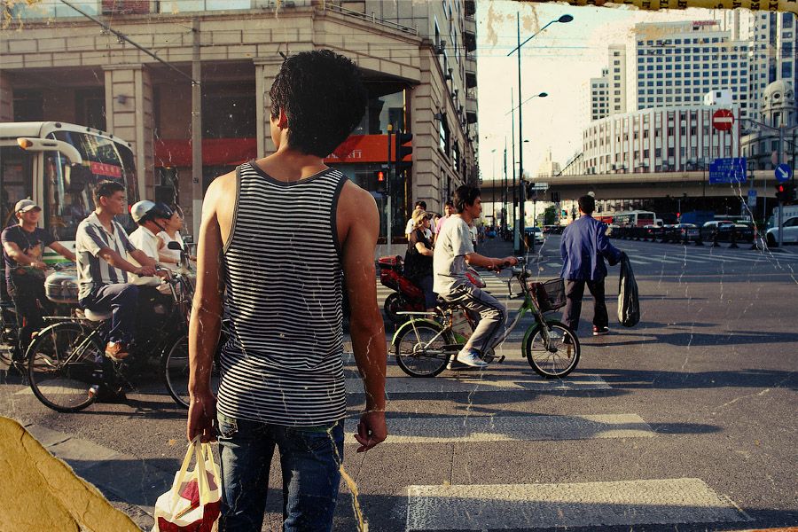 Он сказал, что когда он был в Шанхае, многие местные люди были очень заинтересованы им, чего он в принципе ожидал. Между тем, в Шанхае он также открыл для себя множество отличительных видов и сцен из жизни.