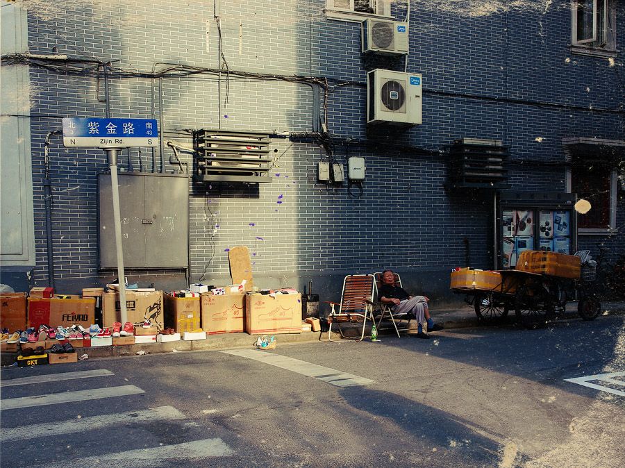 Он сказал, что когда он был в Шанхае, многие местные люди были очень заинтересованы им, чего он в принципе ожидал. Между тем, в Шанхае он также открыл для себя множество отличительных видов и сцен из жизни.