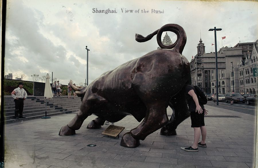 Он сказал, что когда он был в Шанхае, многие местные люди были очень заинтересованы им, чего он в принципе ожидал. Между тем, в Шанхае он также открыл для себя множество отличительных видов и сцен из жизни.