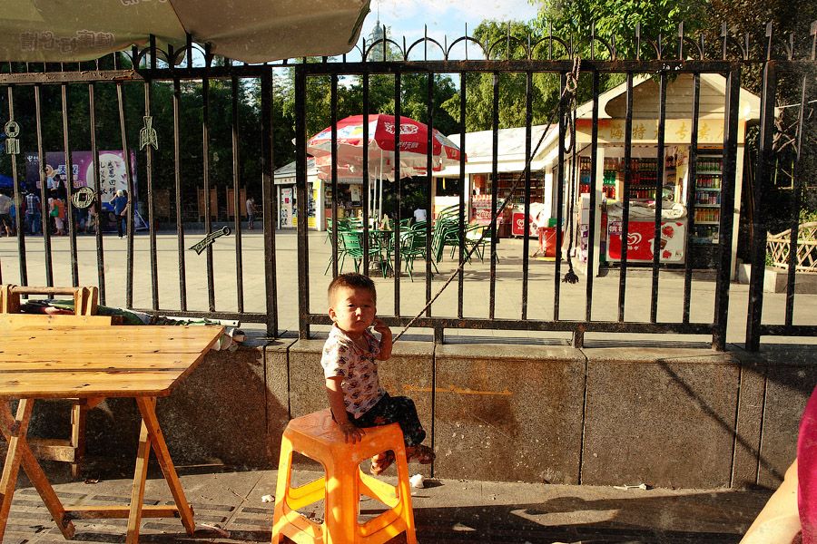 Он сказал, что когда он был в Шанхае, многие местные люди были очень заинтересованы им, чего он в принципе ожидал. Между тем, в Шанхае он также открыл для себя множество отличительных видов и сцен из жизни.