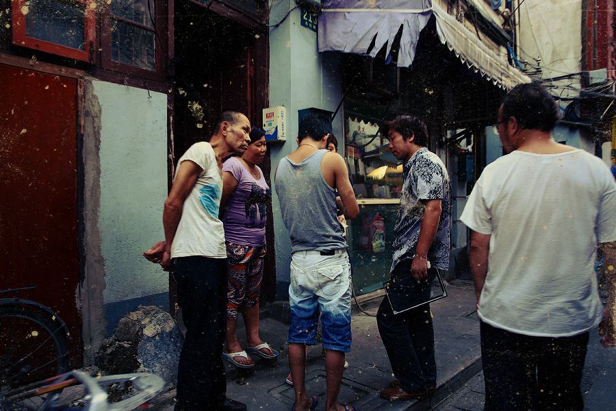 Он сказал, что когда он был в Шанхае, многие местные люди были очень заинтересованы им, чего он в принципе ожидал. Между тем, в Шанхае он также открыл для себя множество отличительных видов и сцен из жизни.