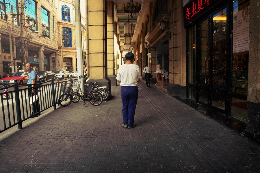 Он сказал, что когда он был в Шанхае, многие местные люди были очень заинтересованы им, чего он в принципе ожидал. Между тем, в Шанхае он также открыл для себя множество отличительных видов и сцен из жизни.