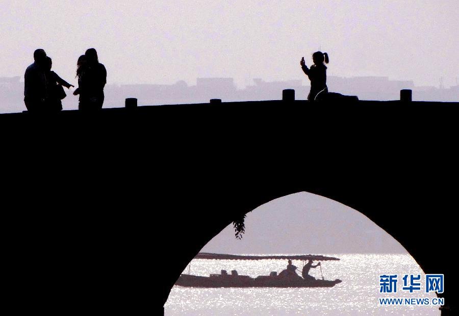 Озеро Сиху -- сосредоточие культурной жизни жителей Ханчжоу