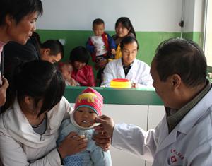 Волость Дунли уезда Июань: бесплатная прививка от полиомиелита для 1000 малышей