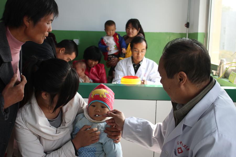 Волость Дунли уезда Июань: бесплатная прививка от полиомиелита для 1000 малышей