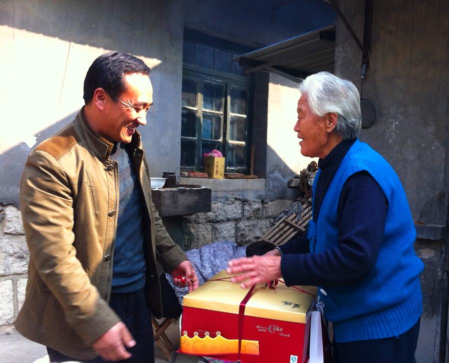 Волость Юечжуан уезда Июань: старики в возрасте 70 лет и старше получают торт ко дню рождения
